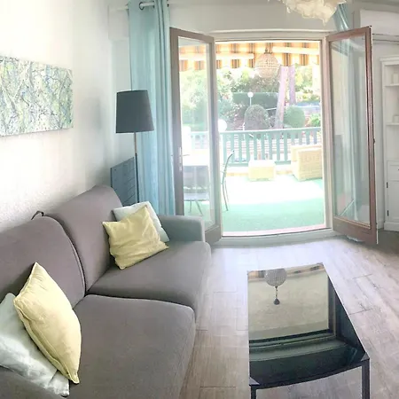 D'une Chambre A A 300 M De La Plage Avec Piscine Partagee Et Wifi アパート